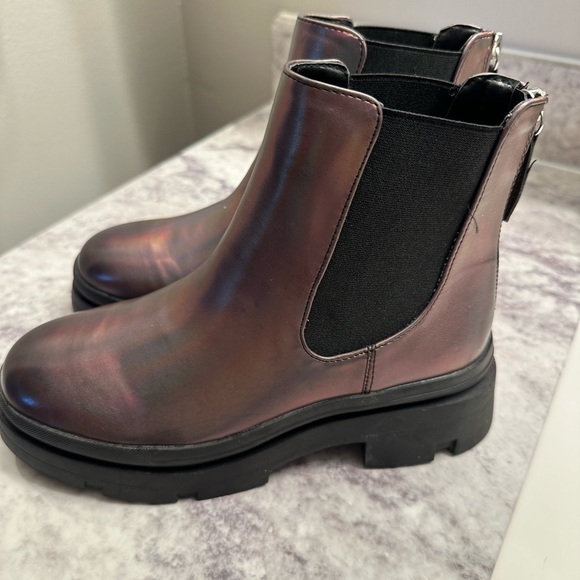Steve Madden Other - Steve Madden  Chelsea ankle boots size  4 NWOT